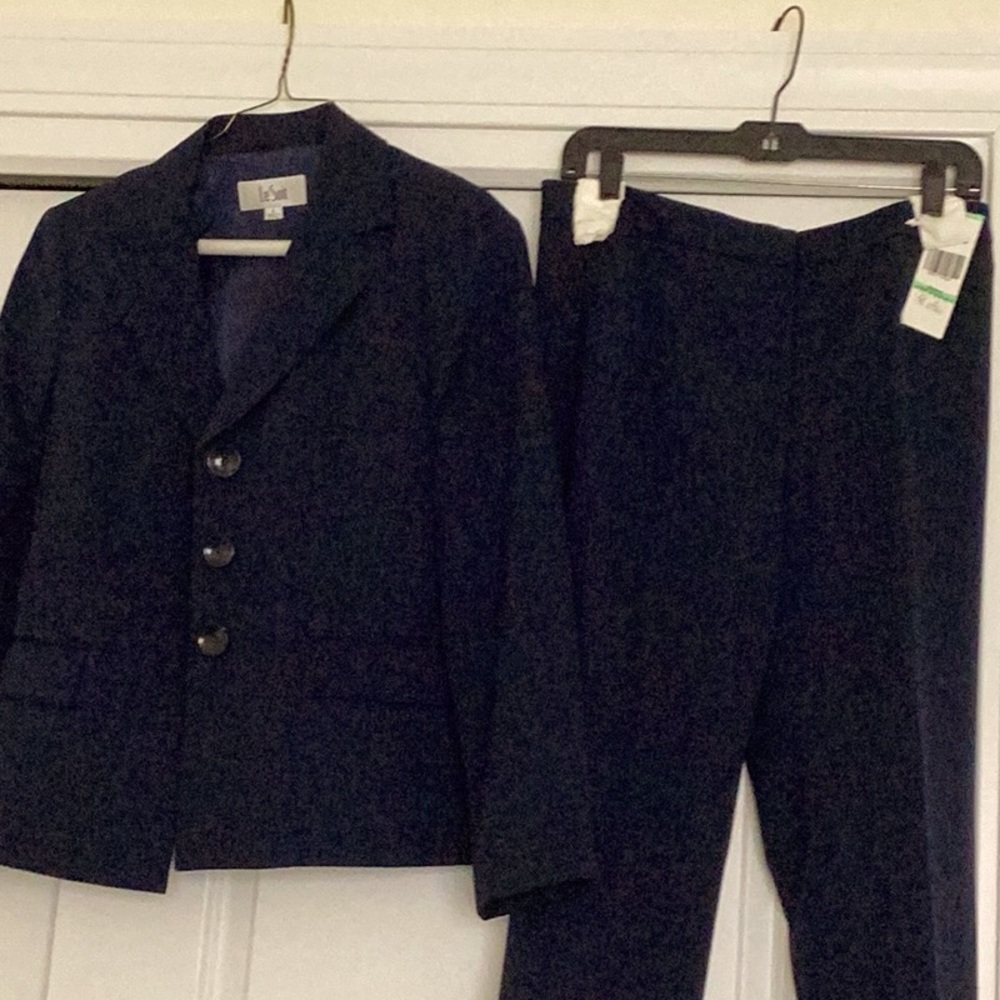 Le Suit sz 8. 2 piece pant suit. Color dark blue. Lined polyester.